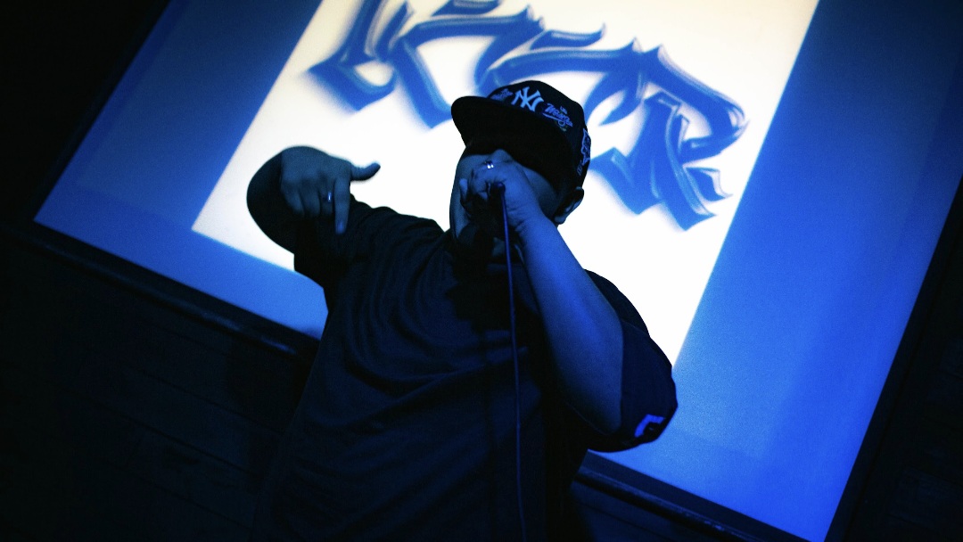 Octaa cantando en vivo durante un show